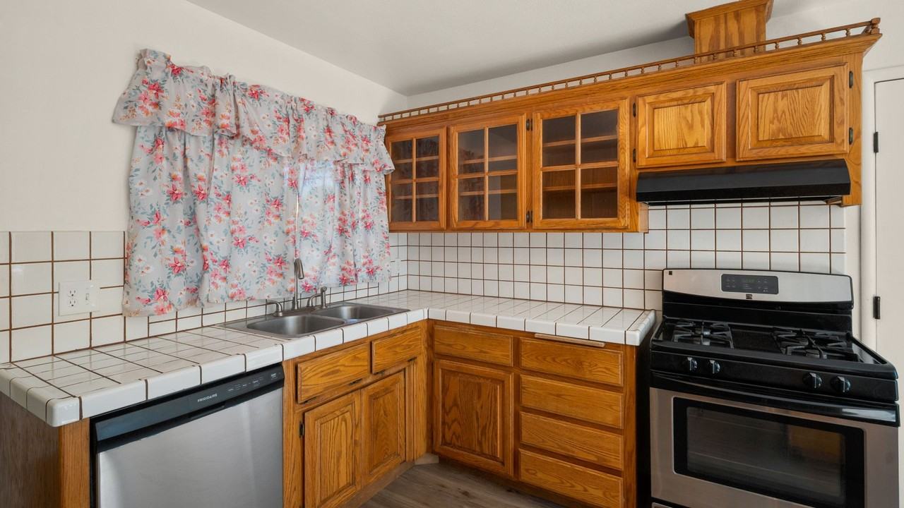 1090 Davis St - Photo 3 of 16