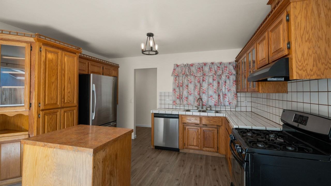 1090 Davis St - Photo 4 of 16