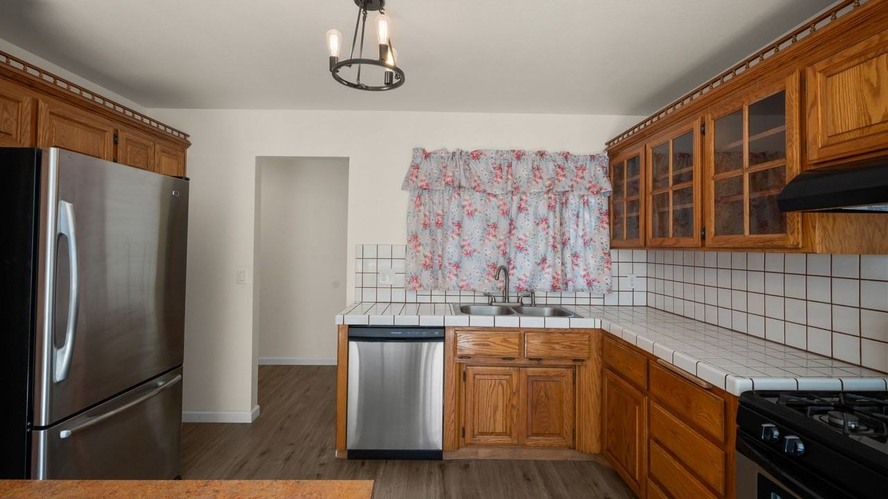 1090 Davis St - Photo 5 of 16