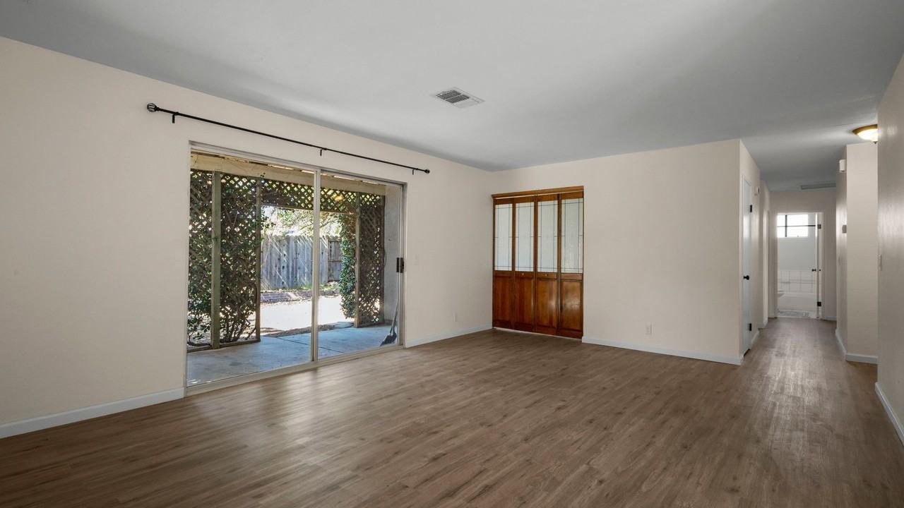 1090 Davis St - Photo 6 of 16