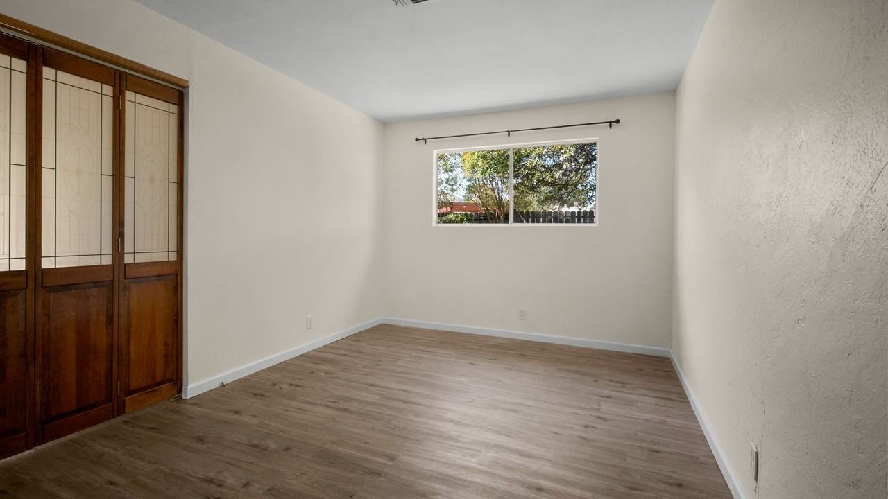 1090 Davis St - Photo 7 of 16