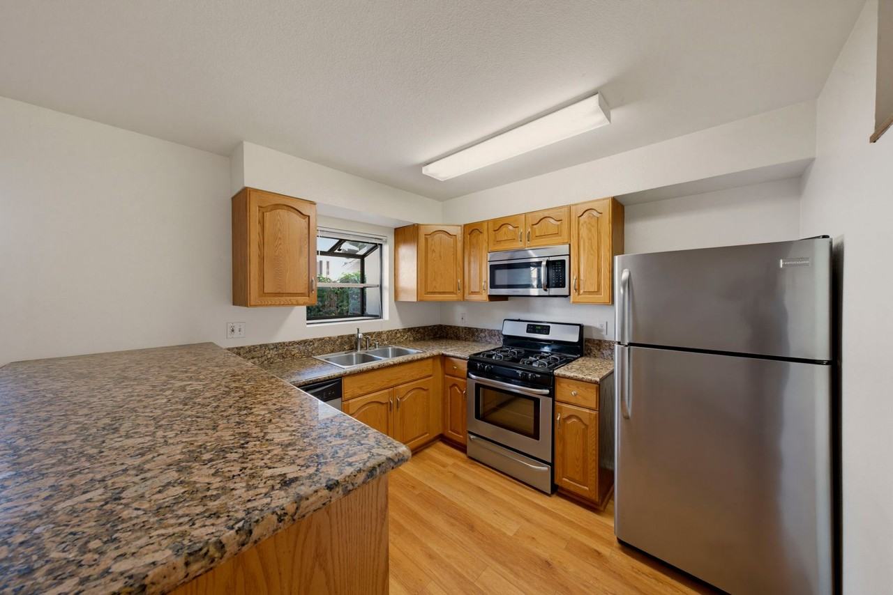 5018 Denny Ave - Photo 4 of 29