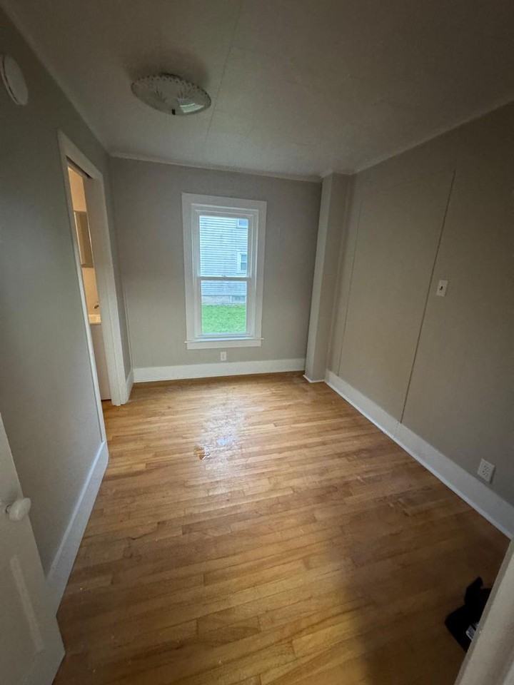 370 Broadwell Ave - Photo 3 of 15