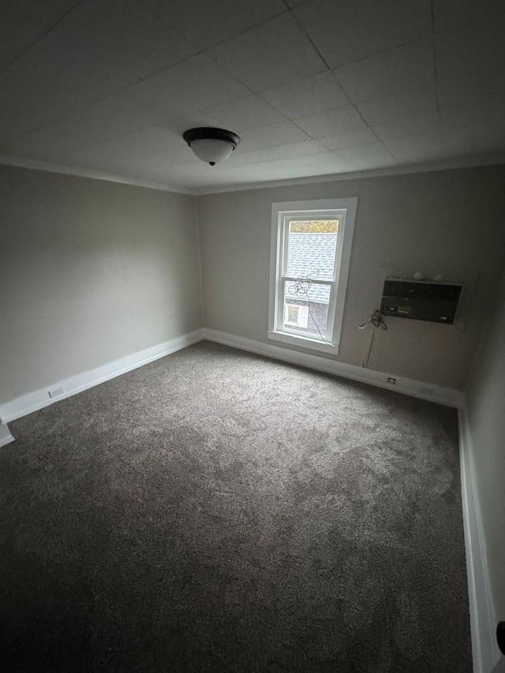 370 Broadwell Ave - Photo 4 of 15