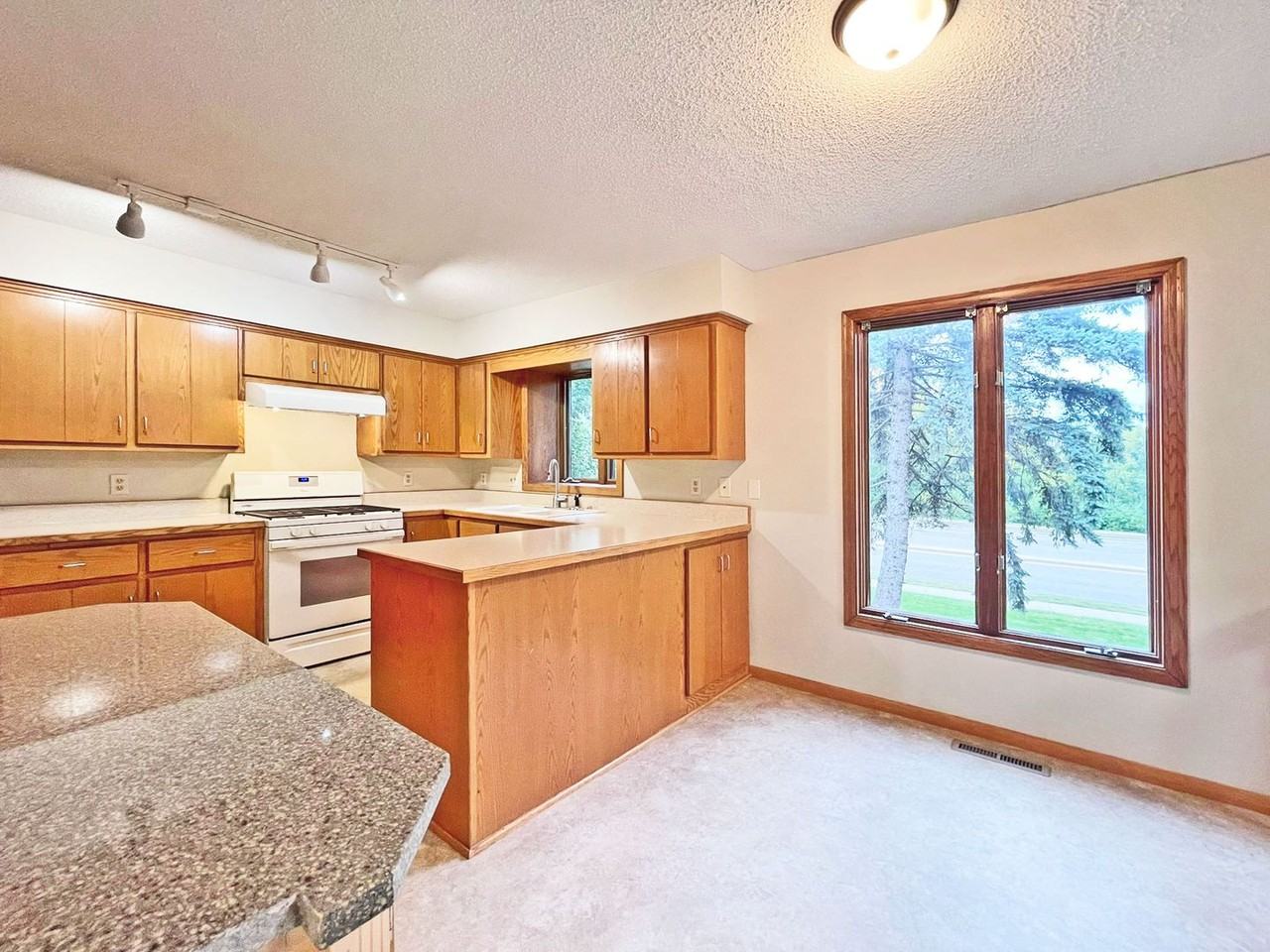 13329 Morgan Ave S - Photo 5 of 20