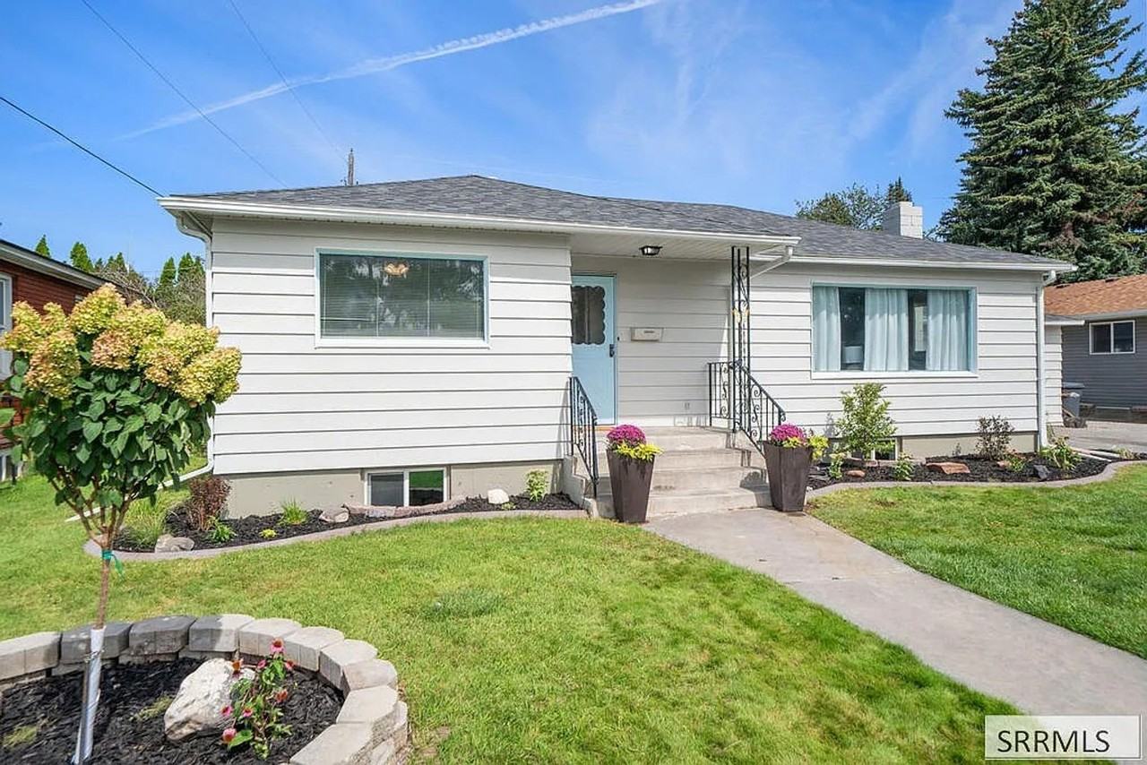 1085 Syringa Dr - Photo 2 of 45