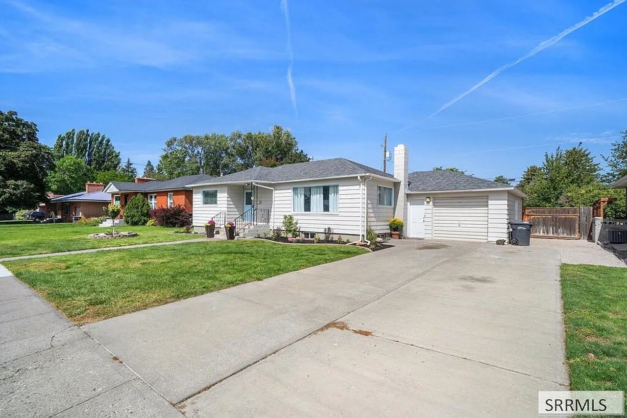1085 Syringa Dr - Photo 3 of 45