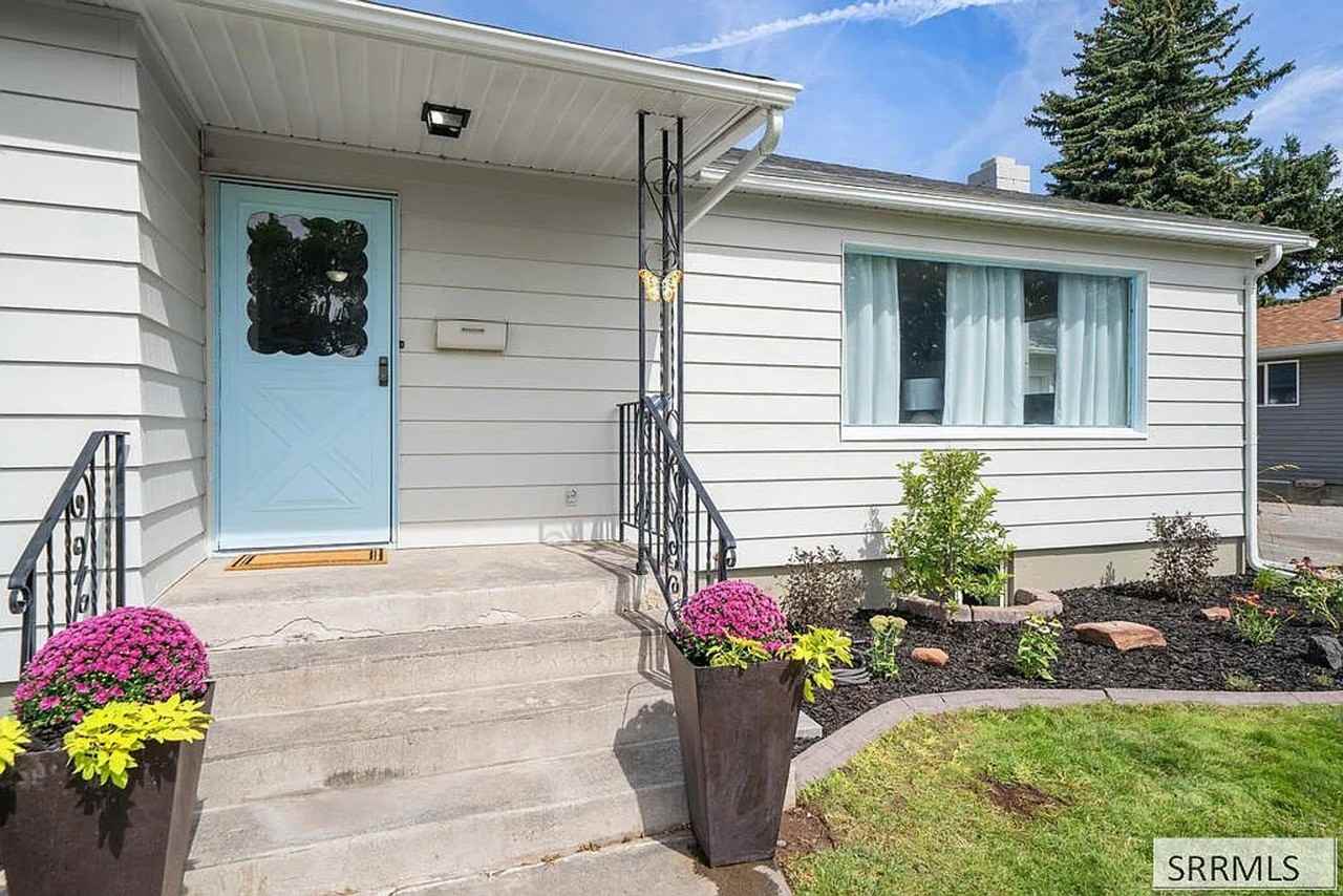 1085 Syringa Dr - Photo 4 of 45