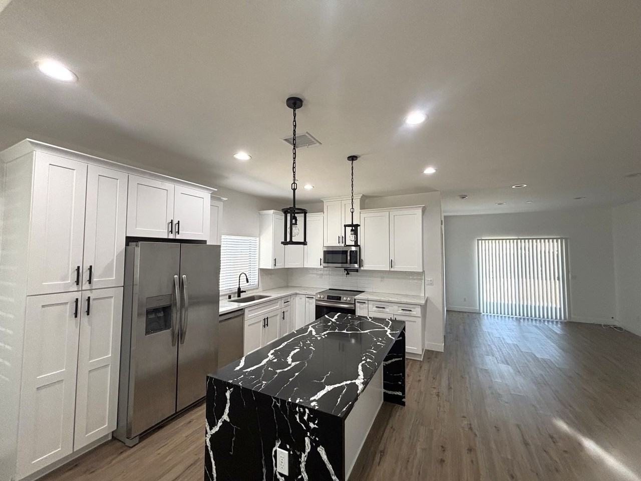 8521 Oleander Ave - Photo 4 of 24