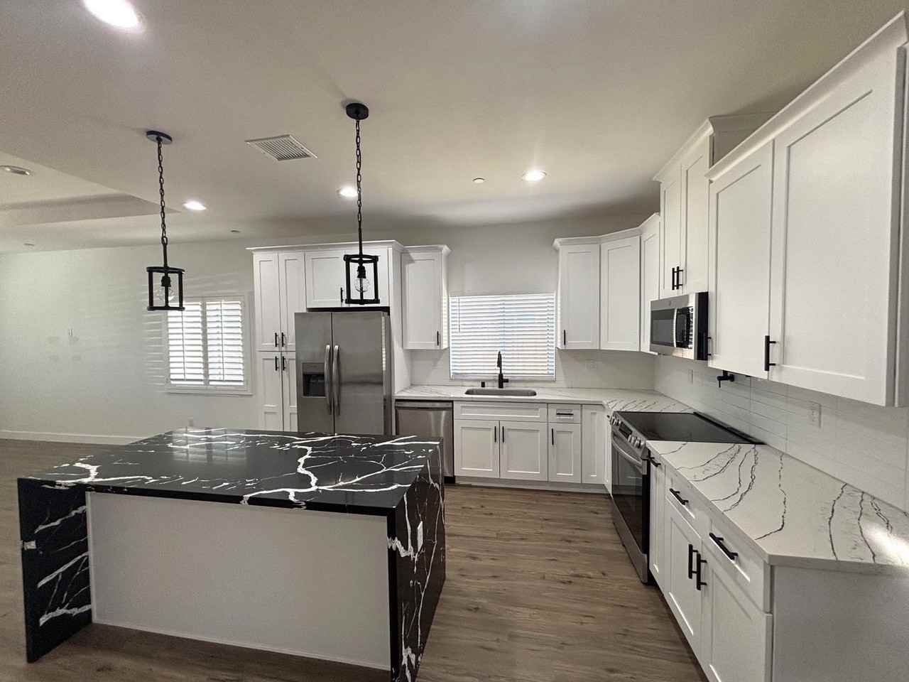 8521 Oleander Ave - Photo 5 of 24