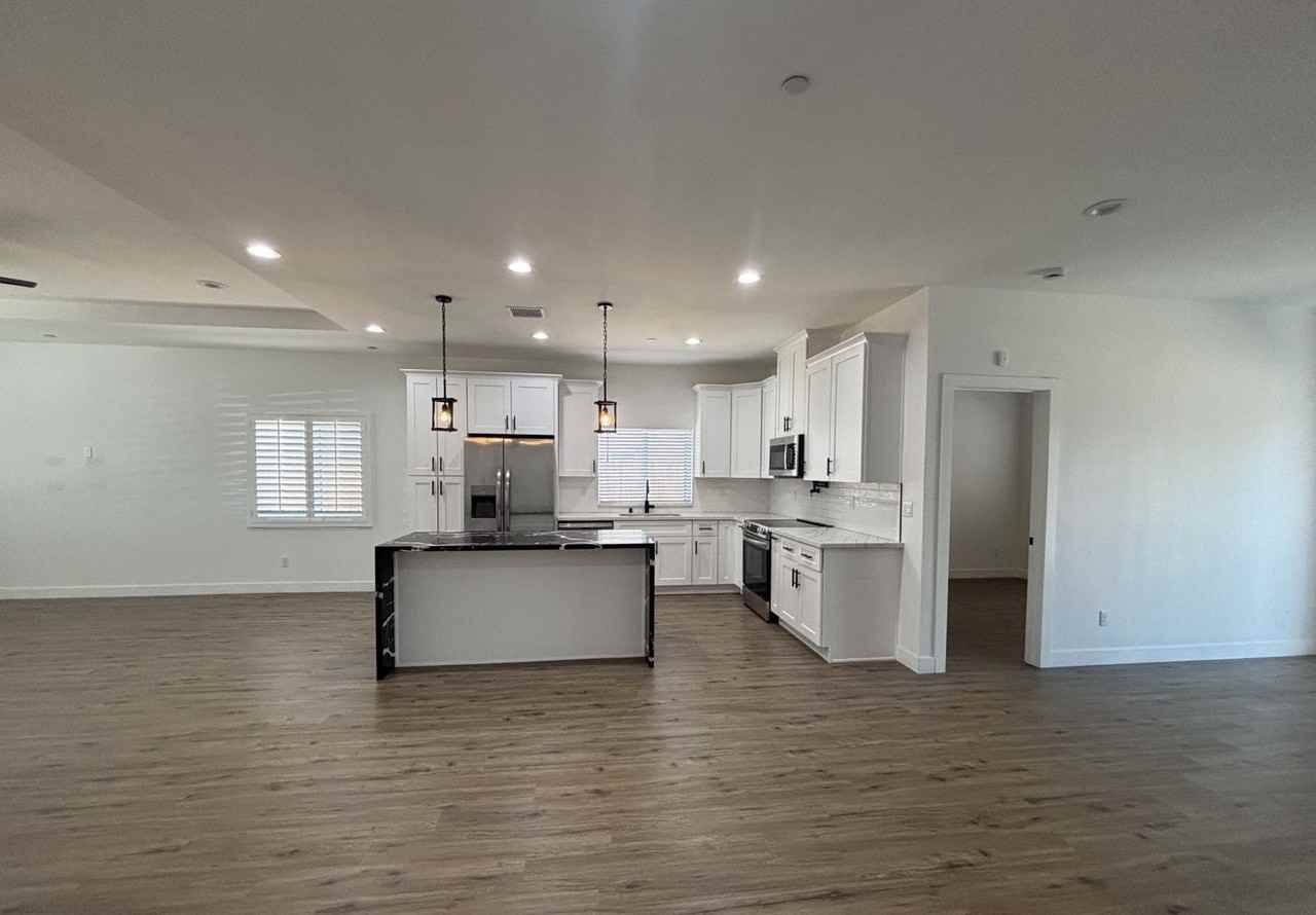8521 Oleander Ave - Photo 7 of 24