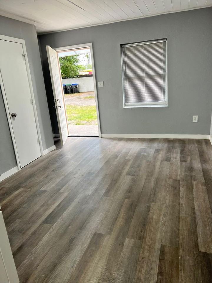 1313 39th St - Photo 2 of 5