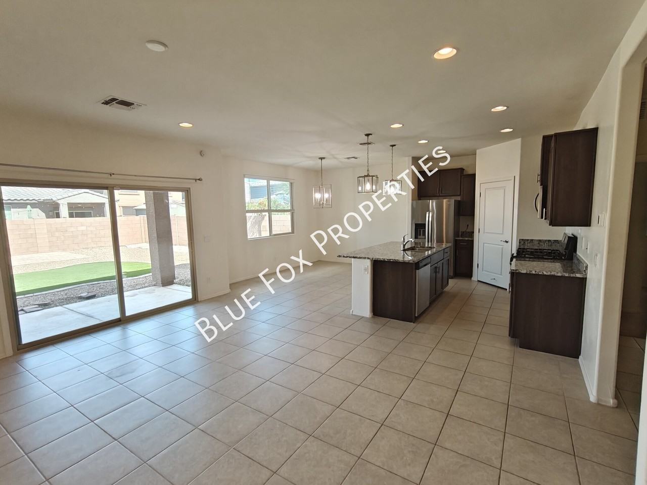 10740 W Dickerson Dr - Photo 4 of 32