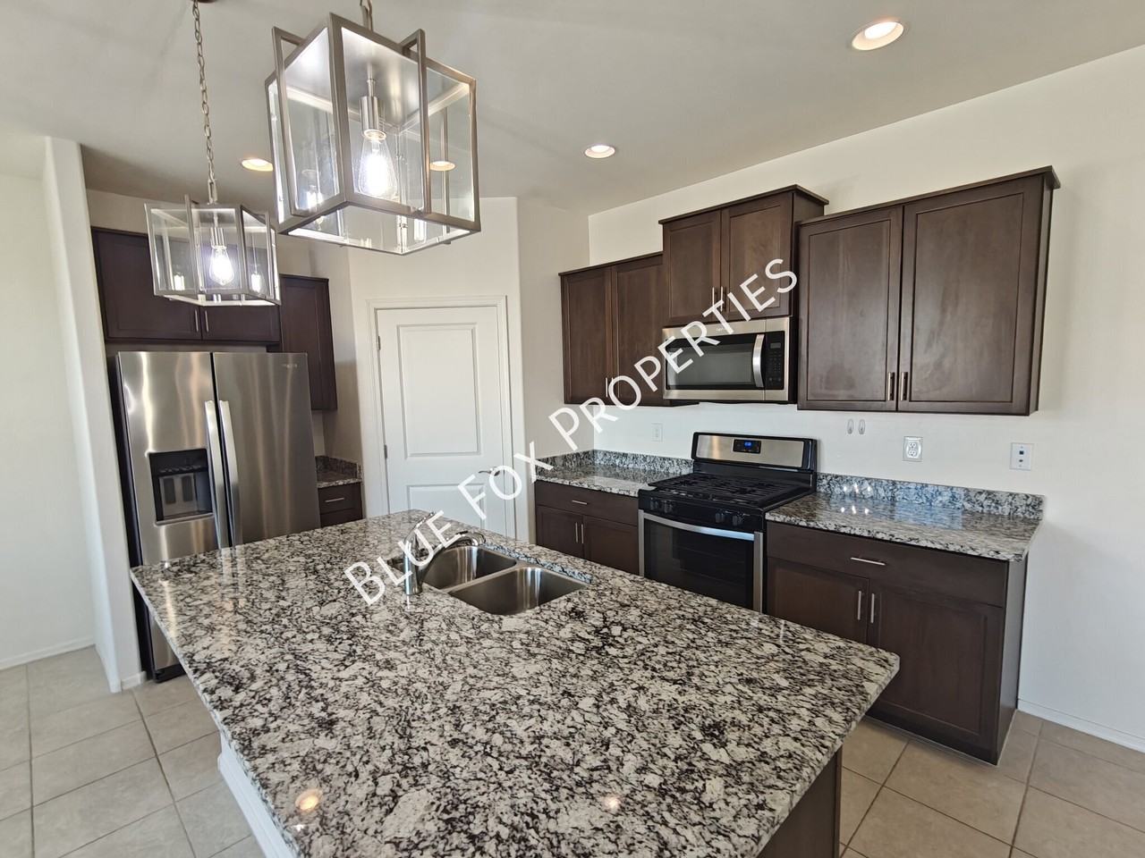 10740 W Dickerson Dr - Photo 5 of 32