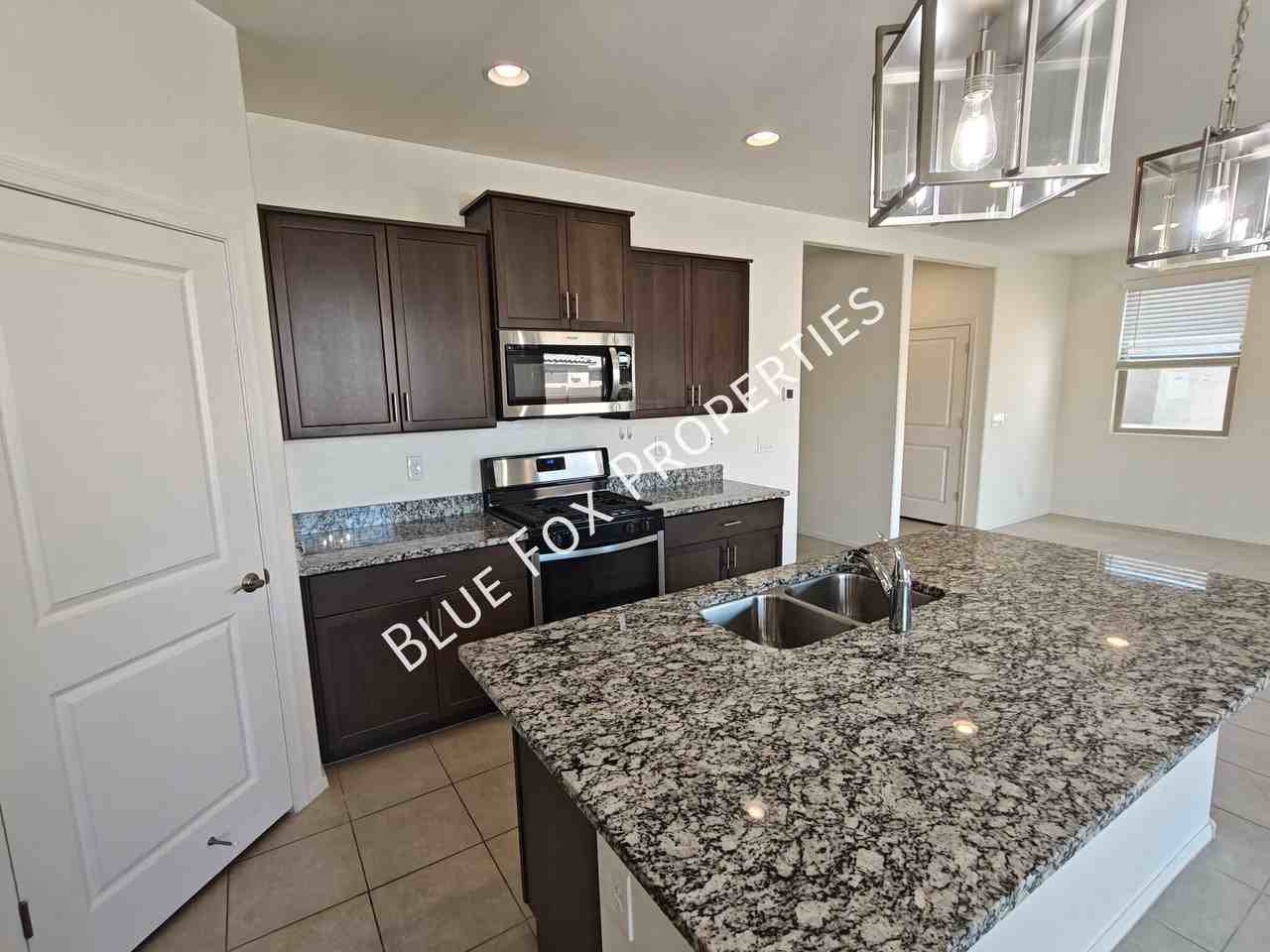 10740 W Dickerson Dr - Photo 7 of 32