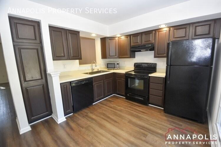 2110 Commissary Cir - Photo 4 of 32