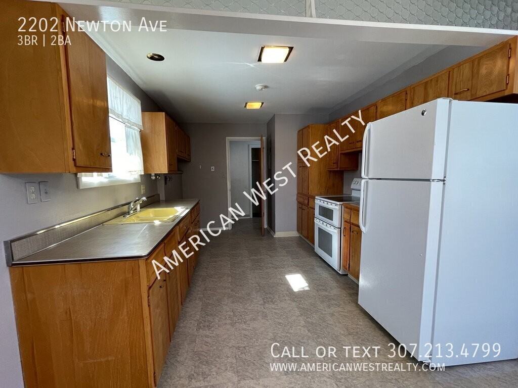 2202 Newton Ave - Photo 3 of 13