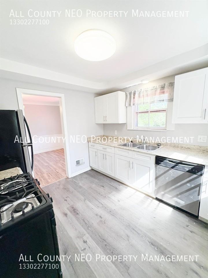 2343 N Taylor Rd - Photo 3 of 16