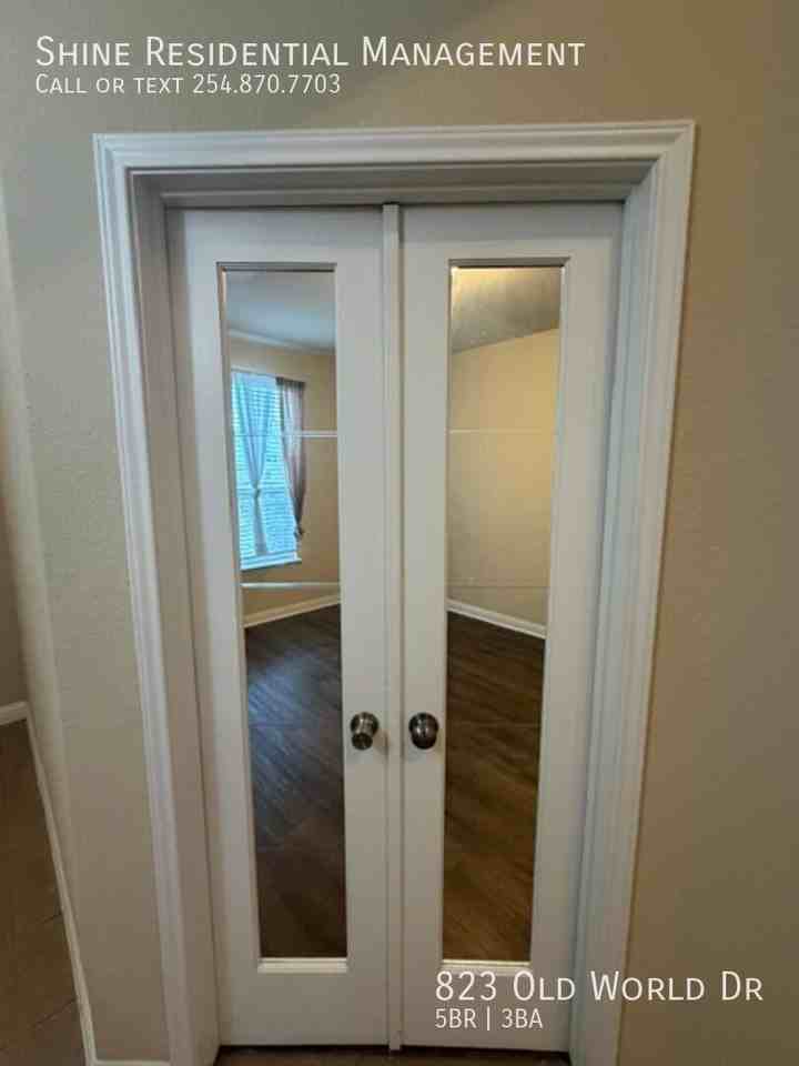 823 Old World Dr - Photo 5 of 50