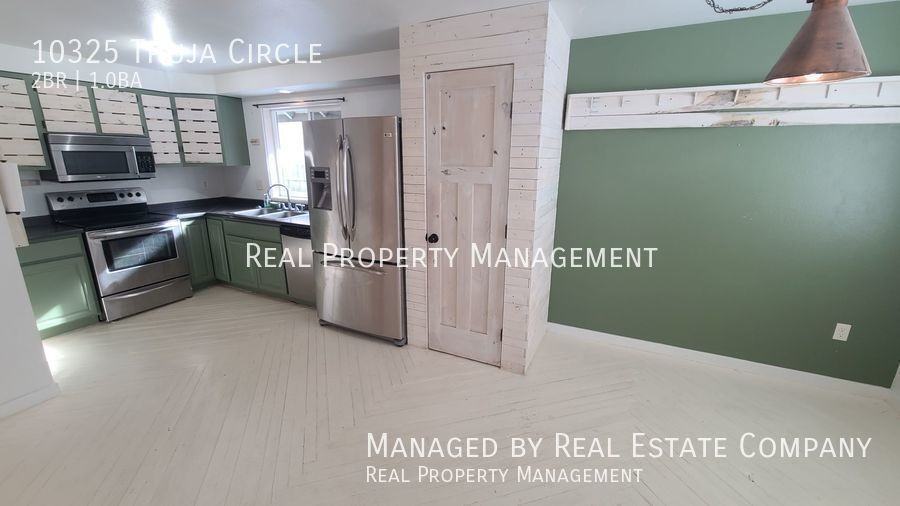 10325 Thuja Cir - Photo 3 of 29