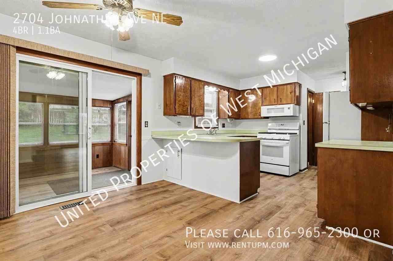 2704 Johnathan Ave Ne - Photo 2 of 18