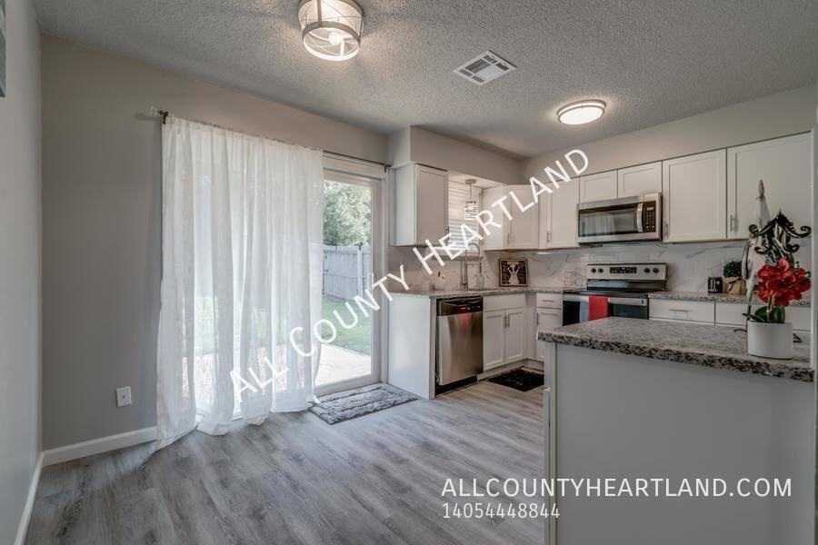 1020 Nw 20th St - Photo 4 of 14