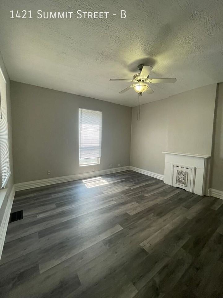 1421 Summit St #B - Photo 2 of 24