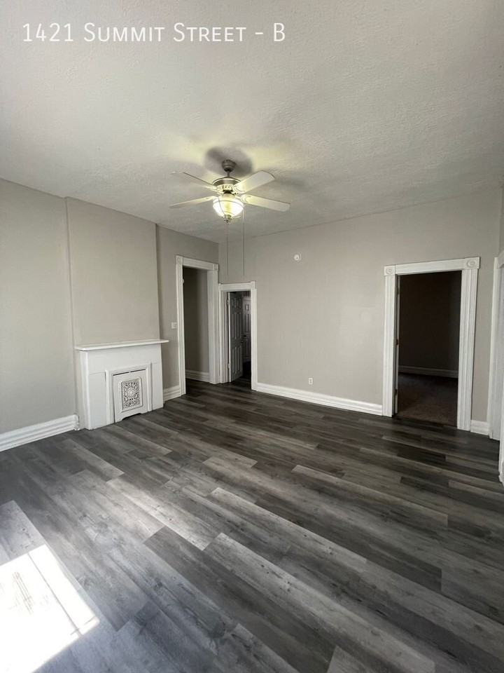 1421 Summit St #B - Photo 4 of 24