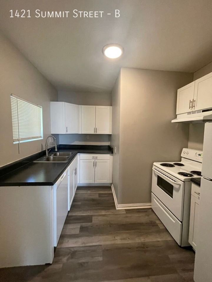 1421 Summit St #B - Photo 5 of 24