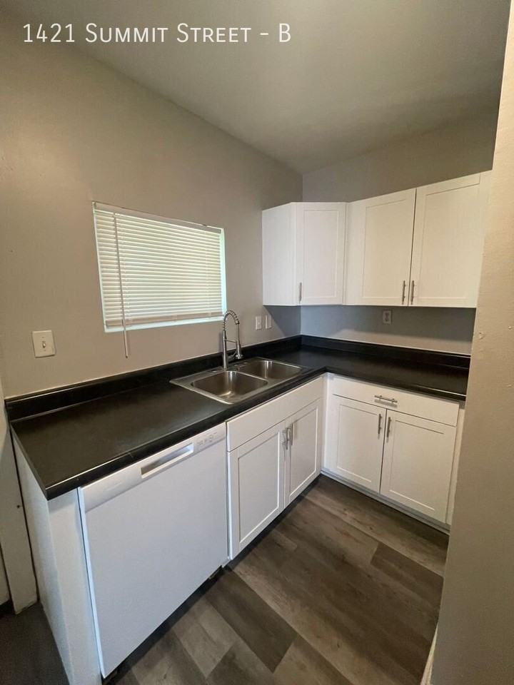 1421 Summit St #B - Photo 7 of 24