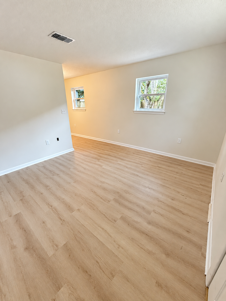210 4th St Se #B - Photo 3 of 9
