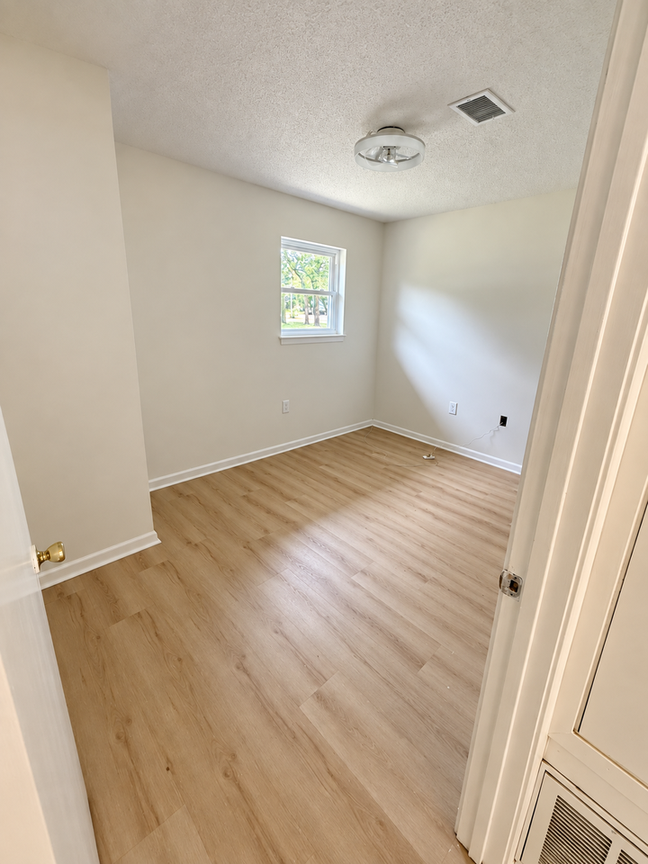 210 4th St Se #B - Photo 4 of 9