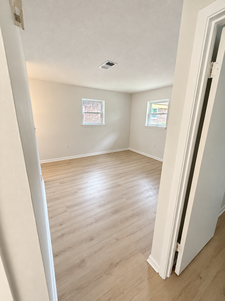 210 4th St Se #B - Photo 6 of 9