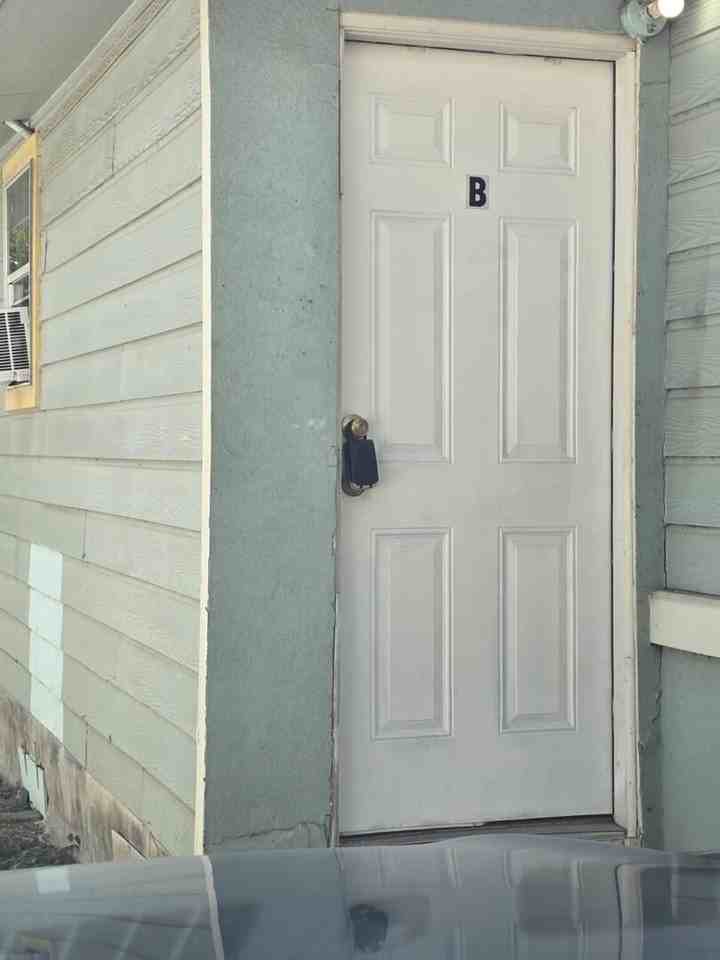 1718 Commercial Ave #B - Photo 2 of 15