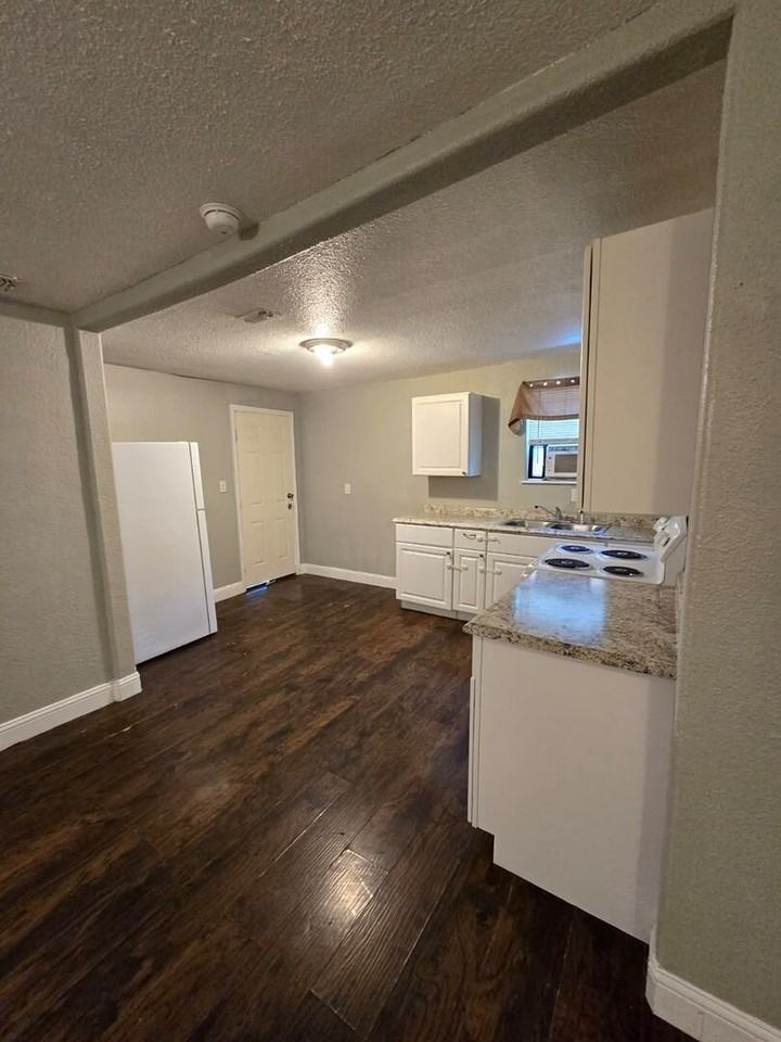 1718 Commercial Ave #B - Photo 3 of 15