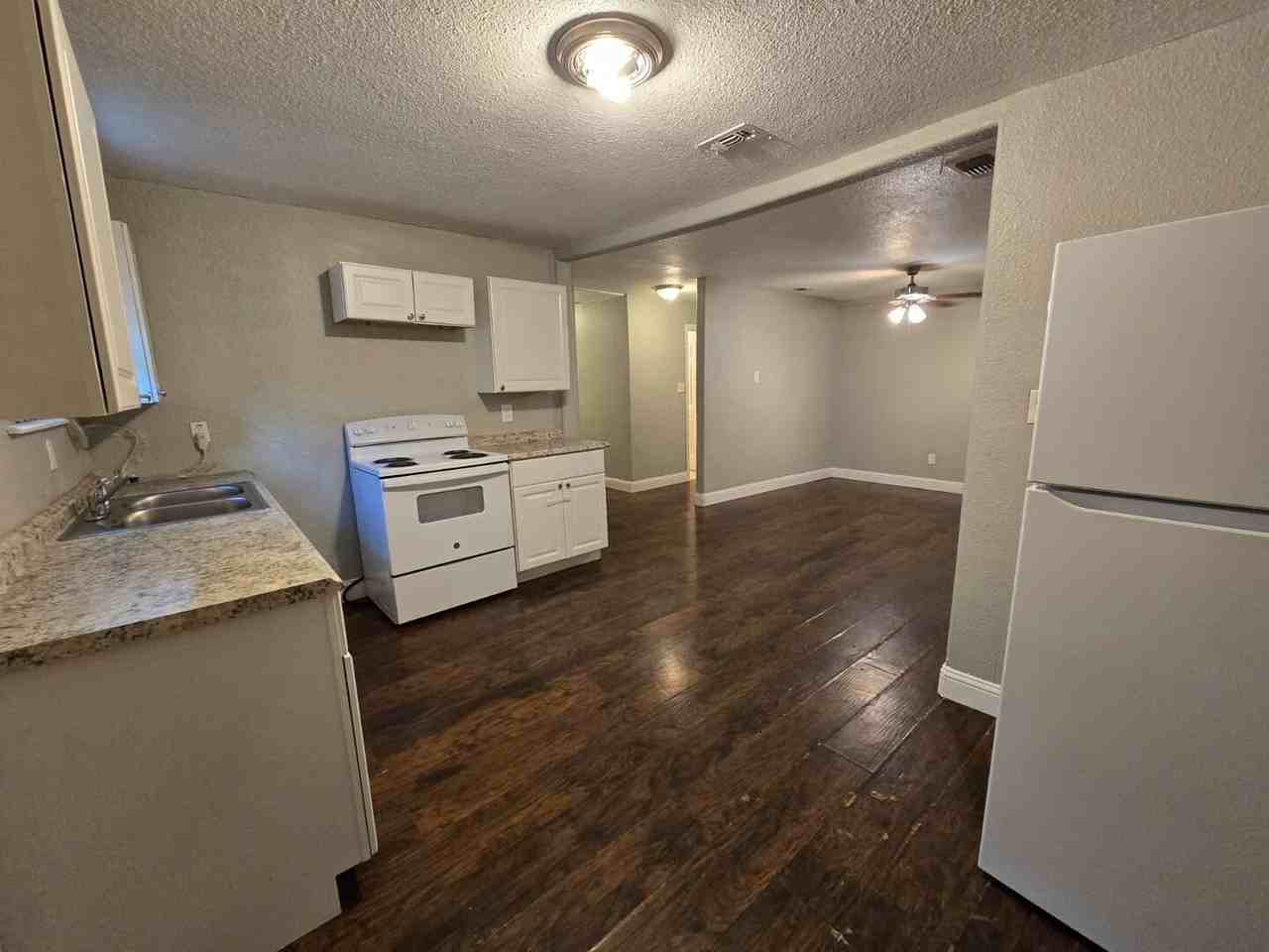 1718 Commercial Ave #B - Photo 5 of 15