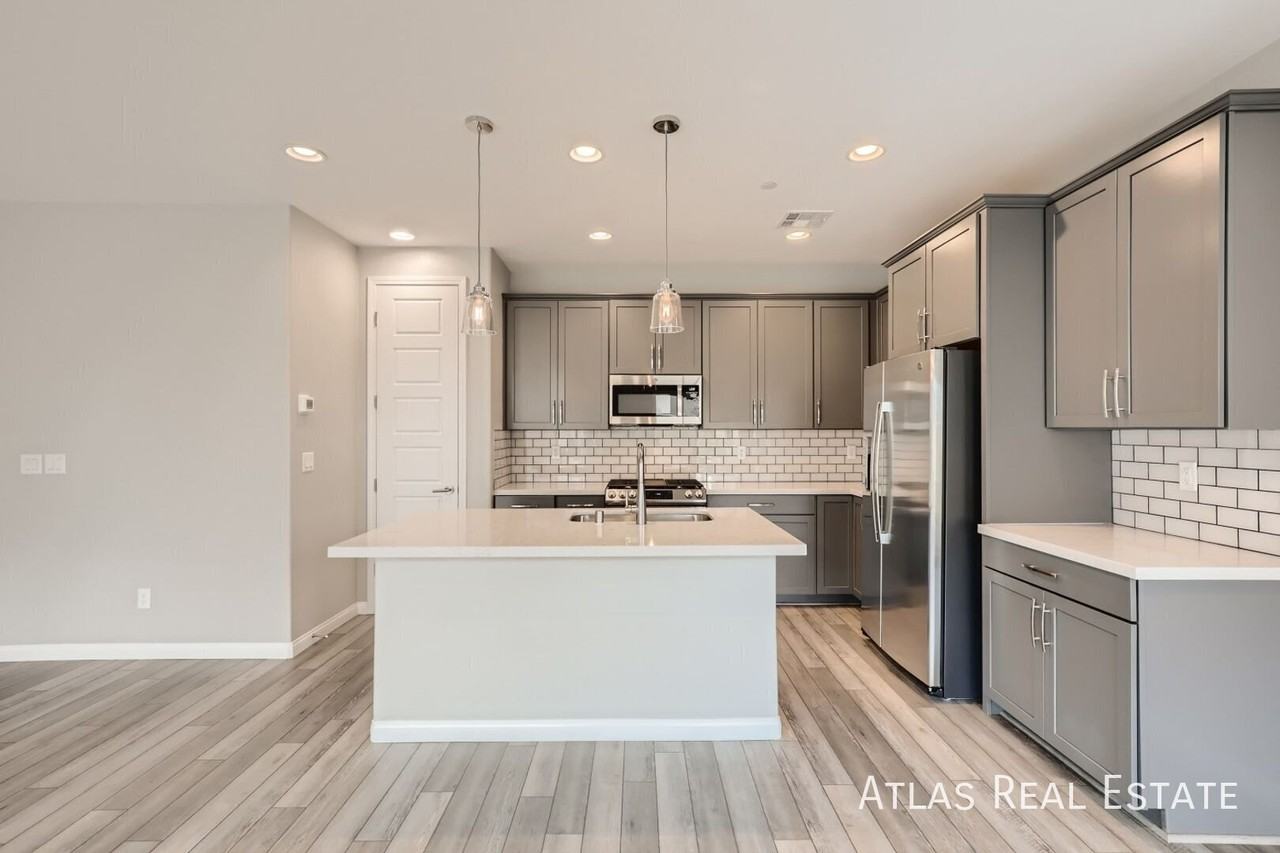 320 Cape Seville Pl - Photo 4 of 18