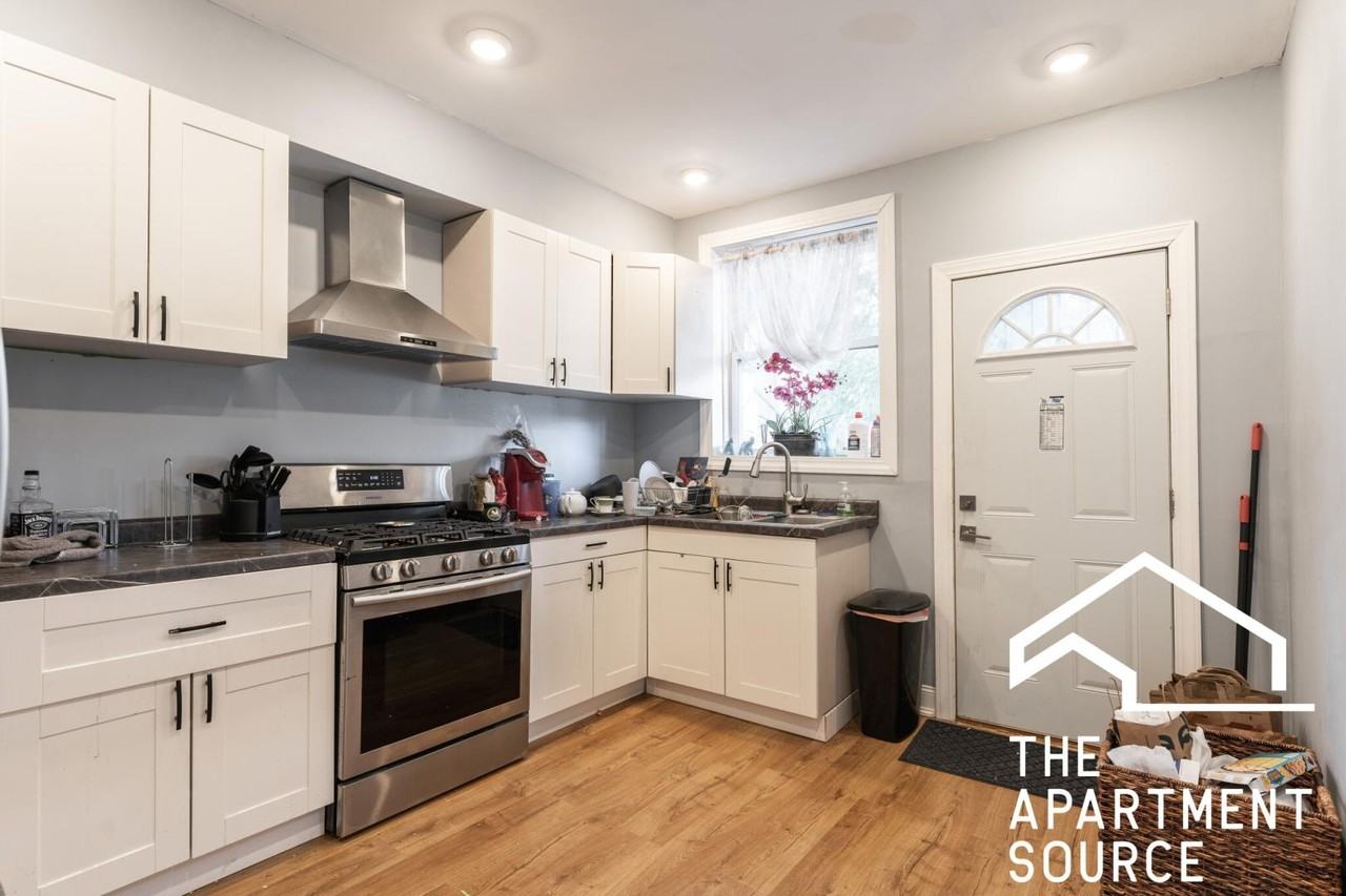 2834 W Lyndale St #1 - Photo 2 of 11