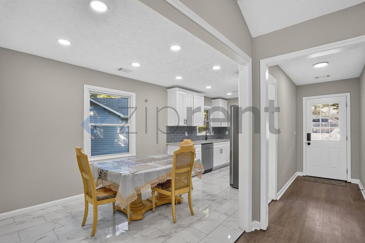 6875 Graves Mill Ct - Photo 4 of 25