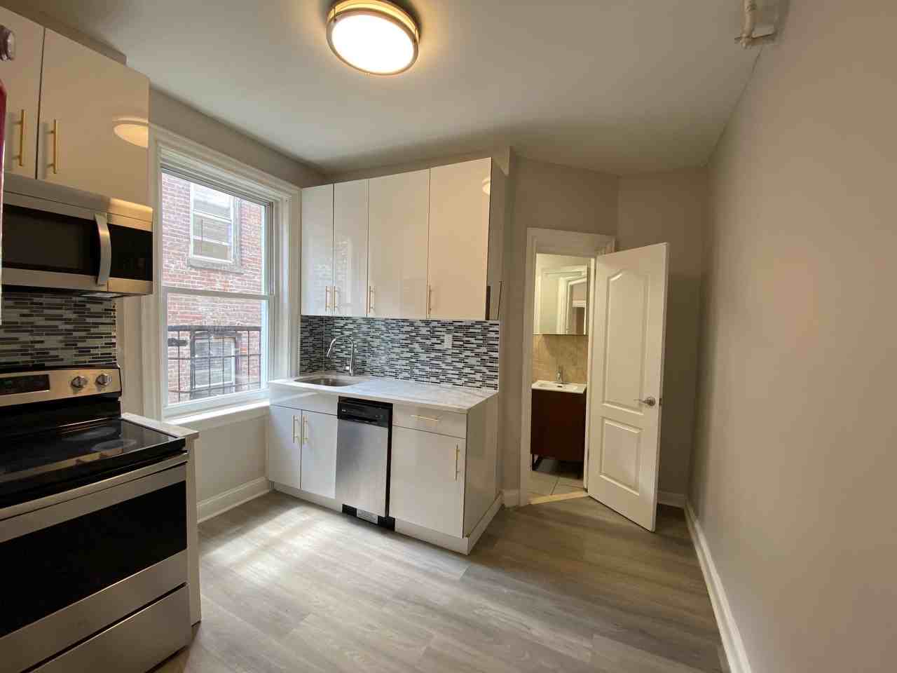 5604-8 Hudson Ave - Photo 4 of 30