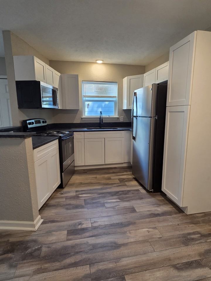 724 Main Street - Photo 3 of 12
