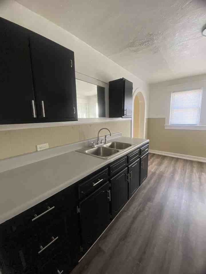 400 N 20th St - Photo 2 of 9