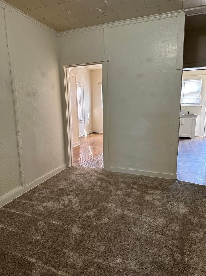 601 E Reed - Photo 5 of 9
