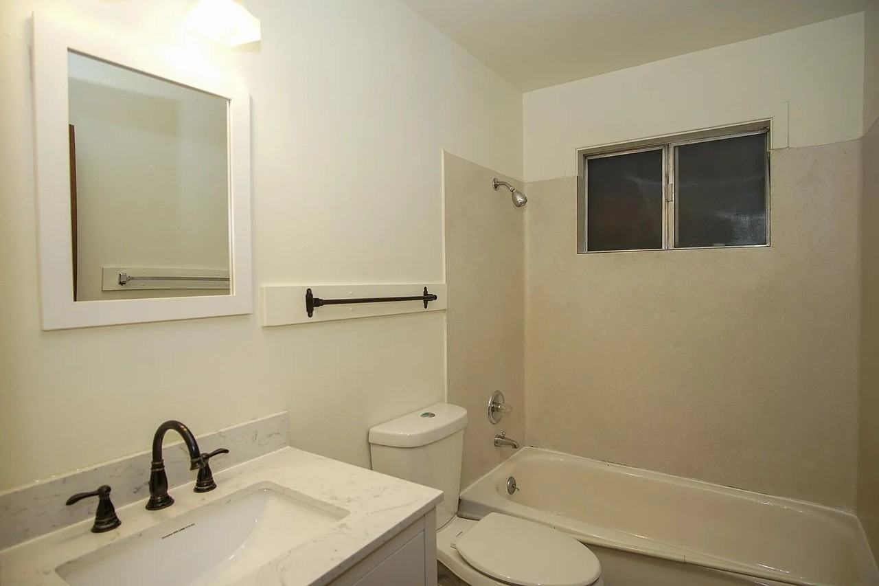 2513 NE Rosa Parks Way - Photo 6 of 9
