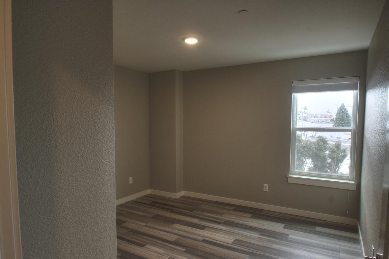 830 Crestmont Way - Photo 3 of 16