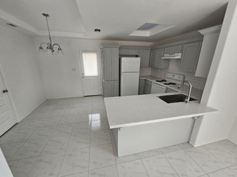 700 N Veterans Blvd #30 - Photo 2 of 28