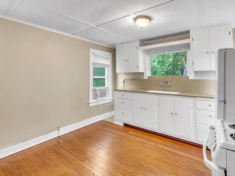 1138 S Zunis Ave #3 - Photo 3 of 9