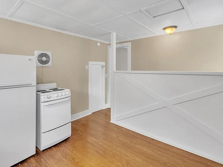 1138 S Zunis Ave #3 - Photo 4 of 9