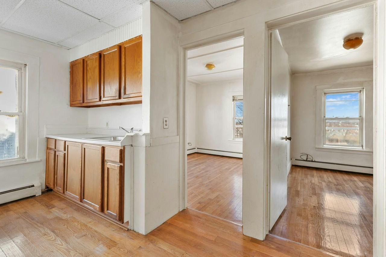 23 Mount Vernon Street, Unit 2R - Photo 4 of 6