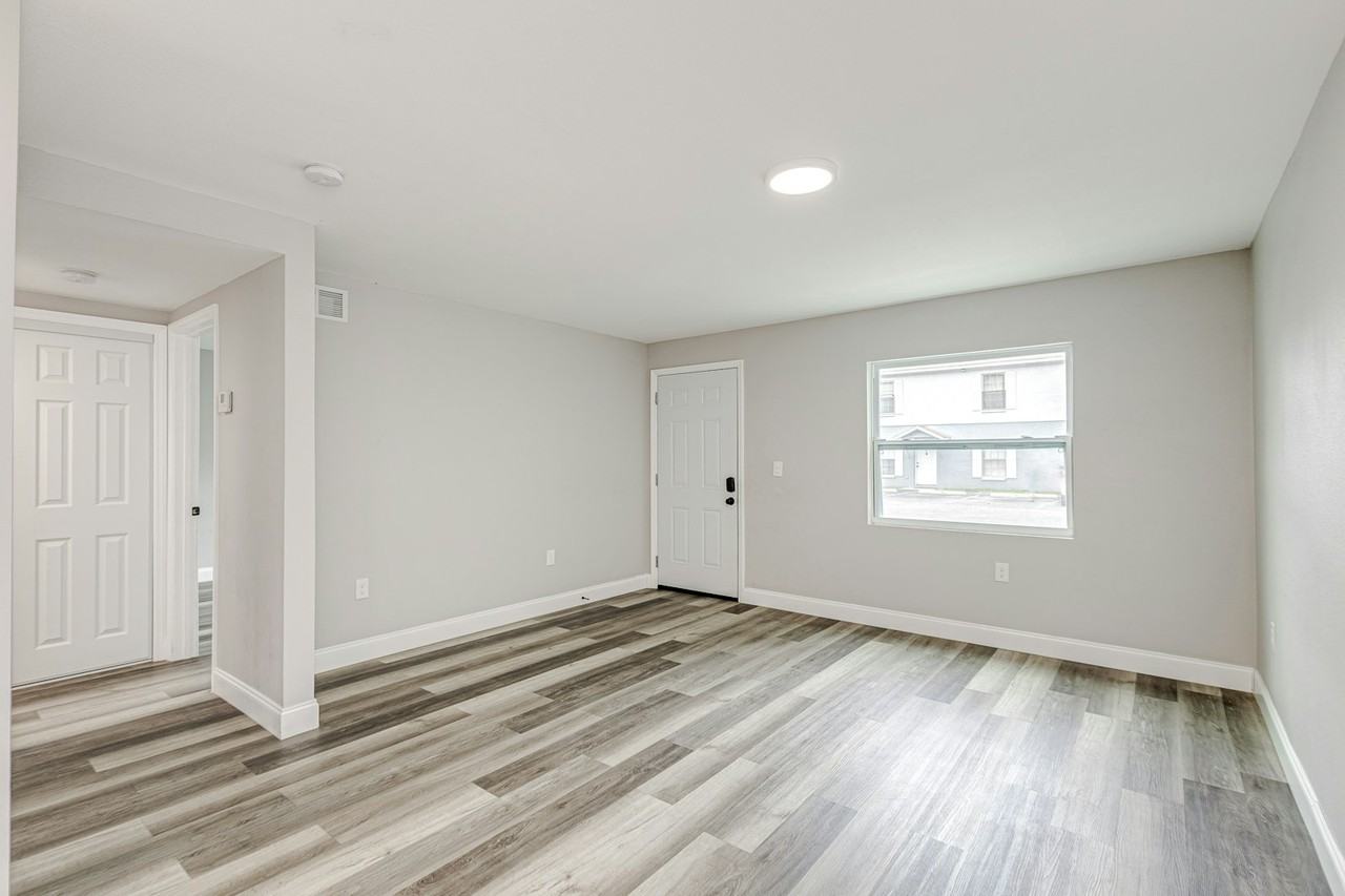 8725 North 50th Street, Unit D - Photo 4 of 18